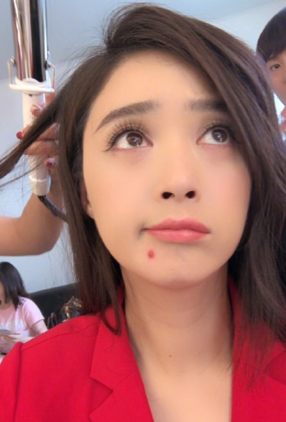 蒋欣自拍被调侃显鼻孔大 调皮回应：需要插座吗