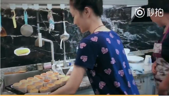 李小璐自制蛋糕开启贤妻模式 网友：甜馨有口福了