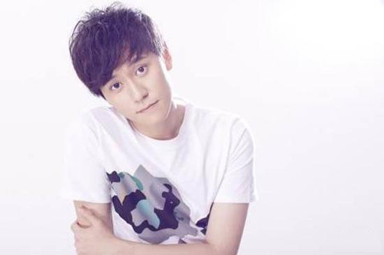 秦俊杰哭着喊饿 损友王彦霖火速围观晒美食