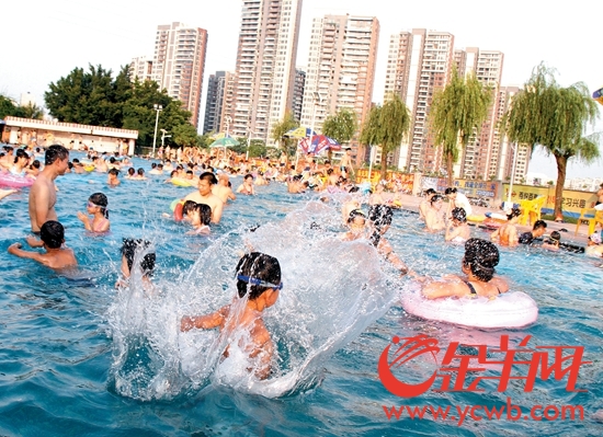 天气太热，不少人选择“泡”在水中