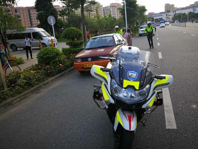 8月14日上午8时30分许，深圳光明交警铁骑根据居民投诉，在松白同观路依法查处了一辆在早高峰期间教学的教练车。（来源：深圳交警）