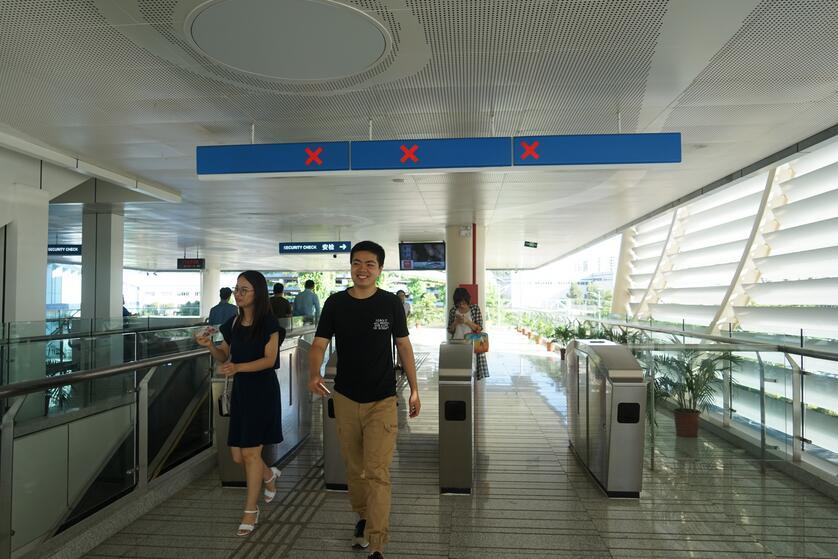 比亚迪云轨站点入口闸门