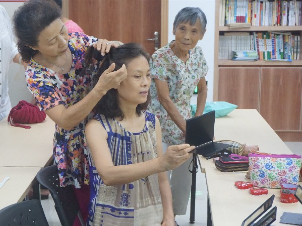 魅力亲子盘发和谐家庭关系 滨海社区开展暑期