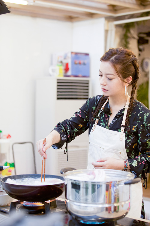 赵薇欲拍新电影? 周冬雨黄晓明情侣兄妹演不成演母子