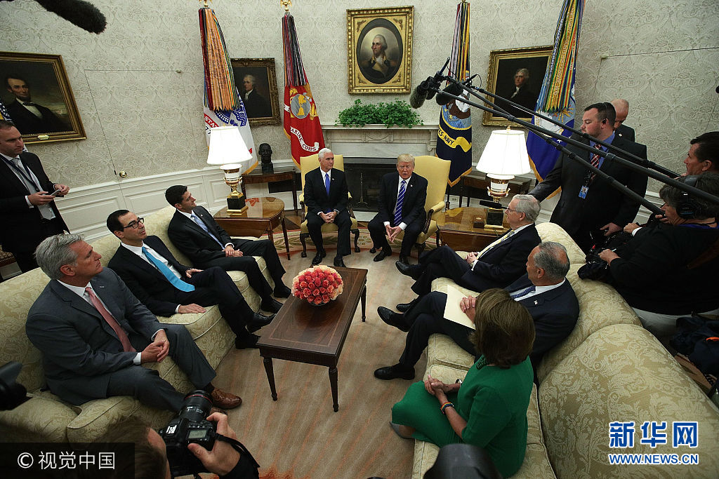 当地时间2017年9月6日，美国华盛顿，美国总统特朗普在白宫会见众议院多数党领袖凯文·麦卡锡、美国财政部长努钦、众院议长保罗·瑞安、美国副总统彭斯、参议院多数党领袖麦康奈尔、众议院少数党领袖南希·佩洛西。***_***WASHINGTON, DC - SEPTEMBER 06: U.S. President Donald Trump (Top right) and Vice President Mike Pence (Top left) meet with: (clockwise from lower left) House Majority Leader Rep. Kevin McCarthy (R-CA), Treasury Secretary Steven Mnuchin, Speaker of the House Rep. Paul Ryan (R-WI), Senate Majority Leader Sen. Mitch McConnell (R-KY), Senate Minority Leader Sen. Chuck Schumer (D-NY) and House Minority Leader Rep. Nancy Pelosi (D-CA) in the Oval Office of the White House September 6, 2017 in Washington, DC. President Trump met with Congressional leaders to discuss bi-partisan issues. (Photo by Alex Wong/Getty Images)