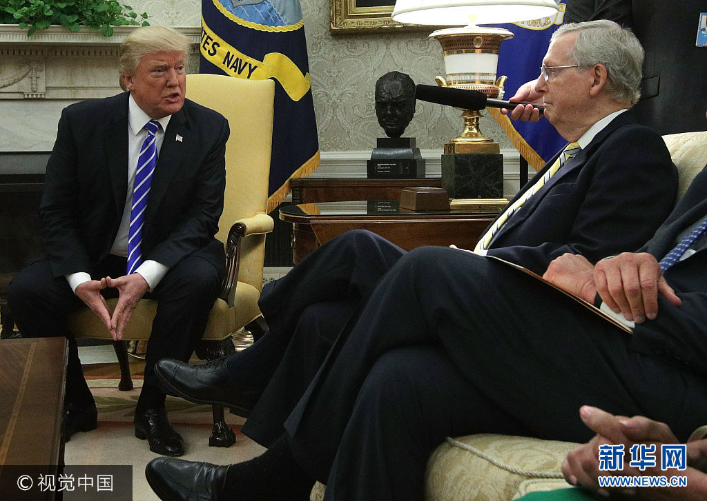 当地时间2017年9月6日，美国华盛顿，美国总统特朗普在白宫会见众议院多数党领袖凯文·麦卡锡、美国财政部长努钦、众院议长保罗·瑞安、美国副总统彭斯、参议院多数党领袖麦康奈尔、众议院少数党领袖南希·佩洛西。***_***WASHINGTON, DC - SEPTEMBER 06: U.S. President Donald Trump (L) meets with Senate Majority Leader Mitch McConnell (R-KY) (R) and other congressional leaders in the Oval Office of the White House September 6, 2017 in Washington, DC. President Trump met with Congressional leaders to discuss bi-partisan issues. (Photo by Alex Wong/Getty Images)