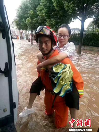 消防官兵转移被困市民 黄魁 摄