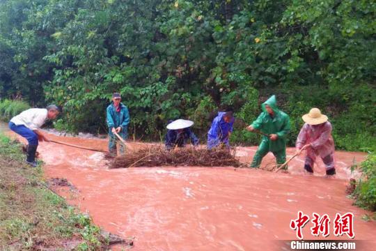 救援人员全力做好应急处置 黄海涛 摄