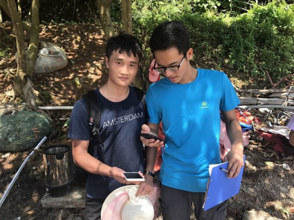 △ 工作人员进行终点核销,给领队打分