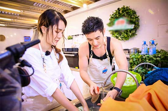 《中餐厅》黄晓明接任主厨 赵薇周冬雨靳梦佳“组团出道”【2】