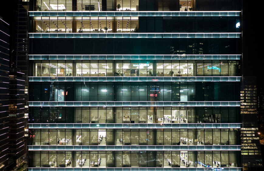 《加班楼》昼夜不眠的写字楼，装满了创业的热血理想，照亮了城市的明天。作者：刘国正 拍摄机器：大疆悟Inspire 2 拍摄时间：2017.9