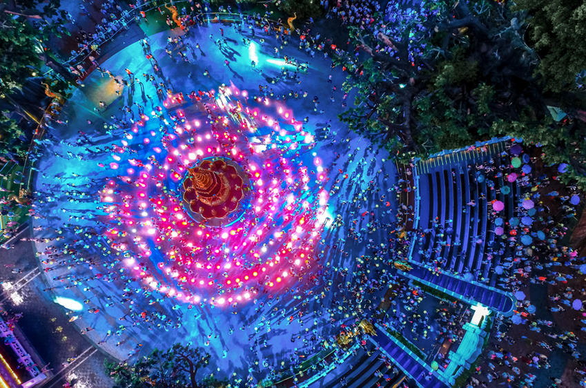 《狂欢》深圳民俗村光影交错，所谓狂欢，就是点与点的无限接近。作者：唐海圳 拍摄机器：大疆精灵Phantom4 拍摄时间：2016.8