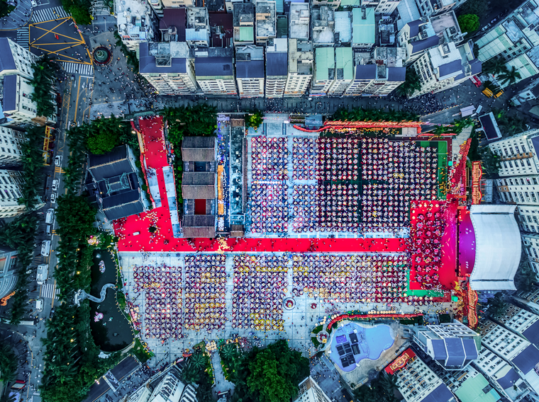 《盆菜》深秋，下沙村聚集了上万人，盆菜，是食物和人心的团圆。作者：吴国勇 拍摄机器：大疆精灵Phantom4 拍摄时间：2016.11