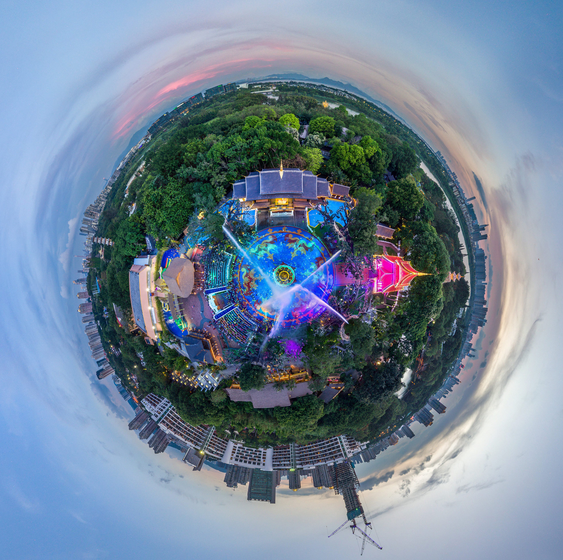 《缩影》锦绣中华是传统中国的缩影，这张全景图又成为对这一地景的概括。作者：郭凡 航拍机型：大疆精灵Phantom 4 拍摄时间：2017.6