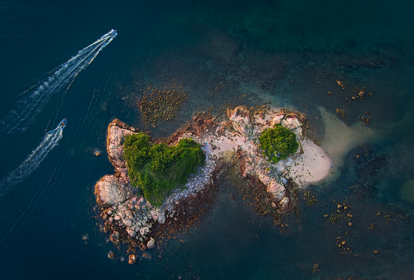 《海洋之心》深圳东边有一片湛蓝的海，南澳大奥湾的两个小岛，从空中鸟瞰，如同两个相连的心镶嵌在海上。作者：宋谷淳 航拍机型：大疆悟Inspire 1 Pro 拍摄时间：2016.7
