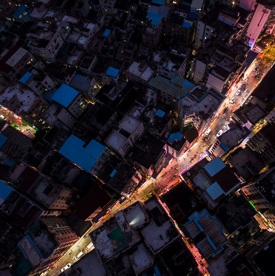 《白石洲》白石洲住着十几万人，一些在城市即将消失的人和事、职业与生活，在这里继续着。城市中心白石洲以最低成本给了人们所需的关怀与照顾。作者：张超 航拍机型：大疆phantom4Pro 拍摄时间：2016.3