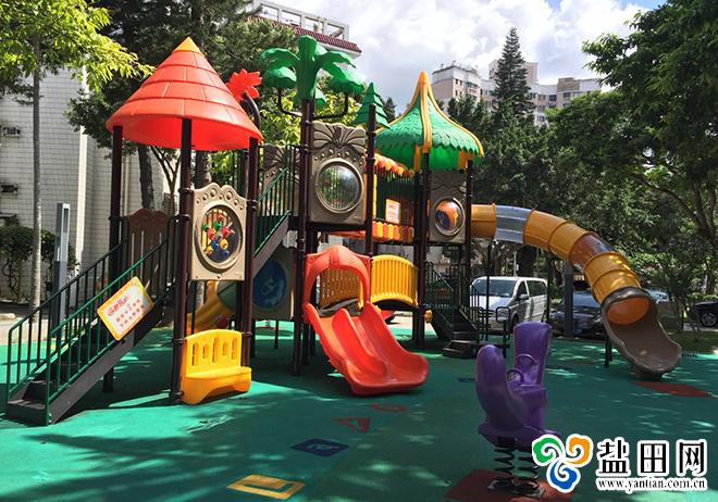 做好基层服务 中英街社区回归公园维护儿童游乐设施