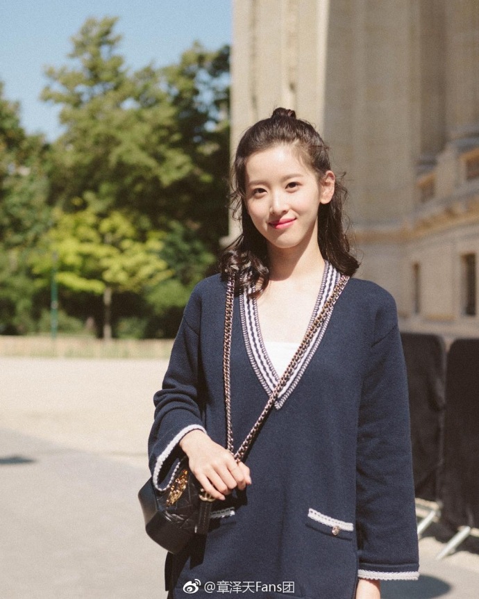 奶茶妹妹现身巴黎看秀 半丸子头笑容甜美少女感爆棚_盐田网