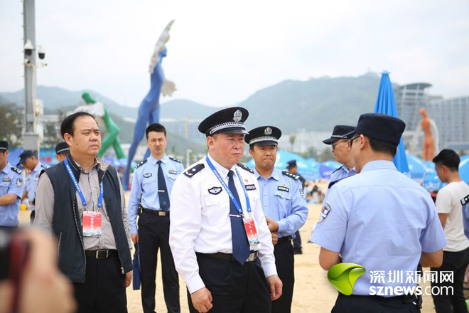 区领导视察园内秩序当天上午,副区长,盐田公安分局局长田孟玉视察