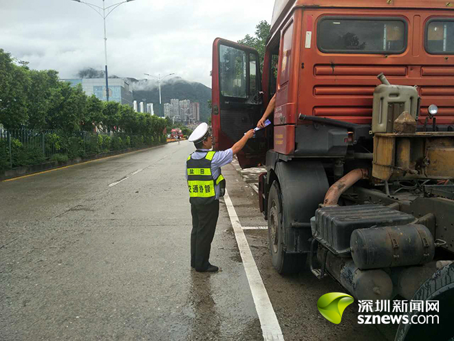 明珠道實施精細化管理 轄區居民點贊貨櫃車司機配合